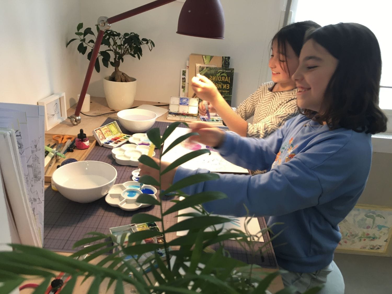 Victoire et Céleste dessinent