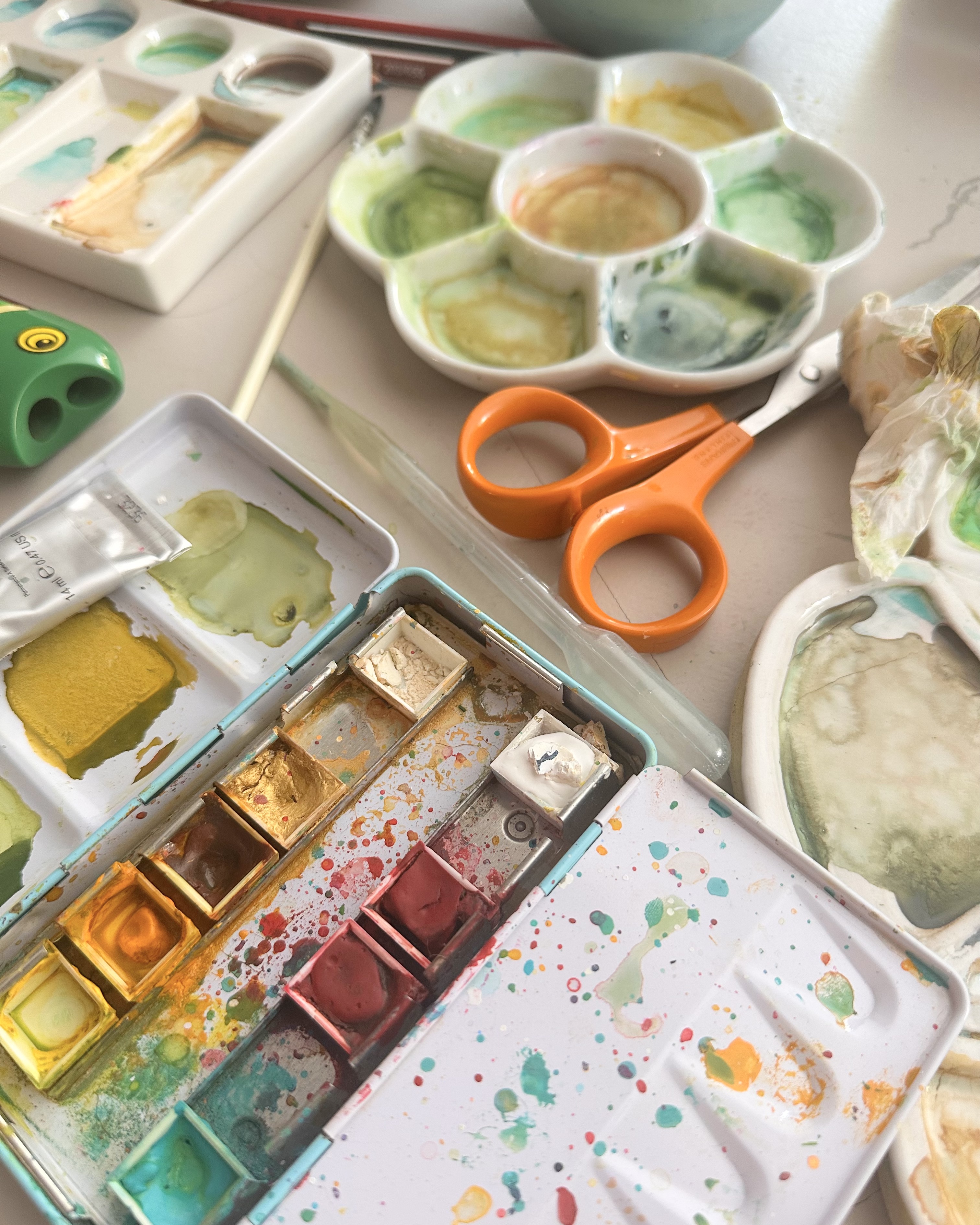 Palettes d'aquarelle utilisées pour mettre en couleur le Calendrier Panoramique