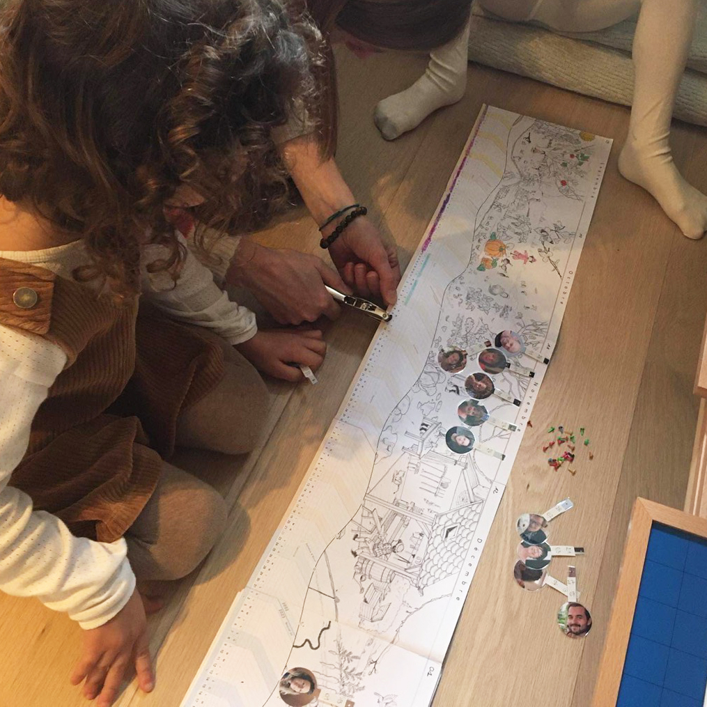 Fixation de l'étiquette anniversaire avec une attache parisienne sur le calendrier