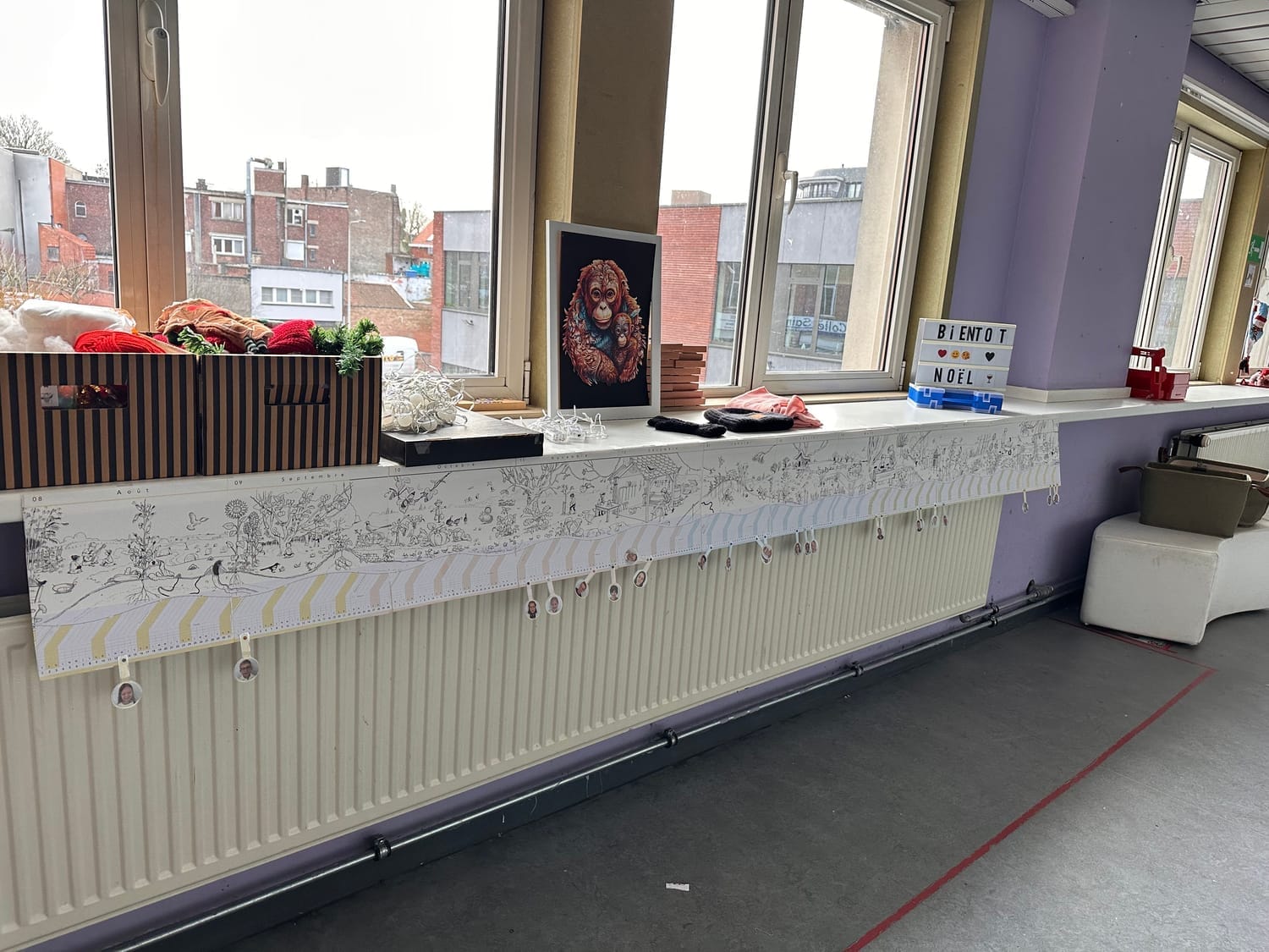 Le Calendrier Panoramique affiché dans le couloir en face de chaque classe