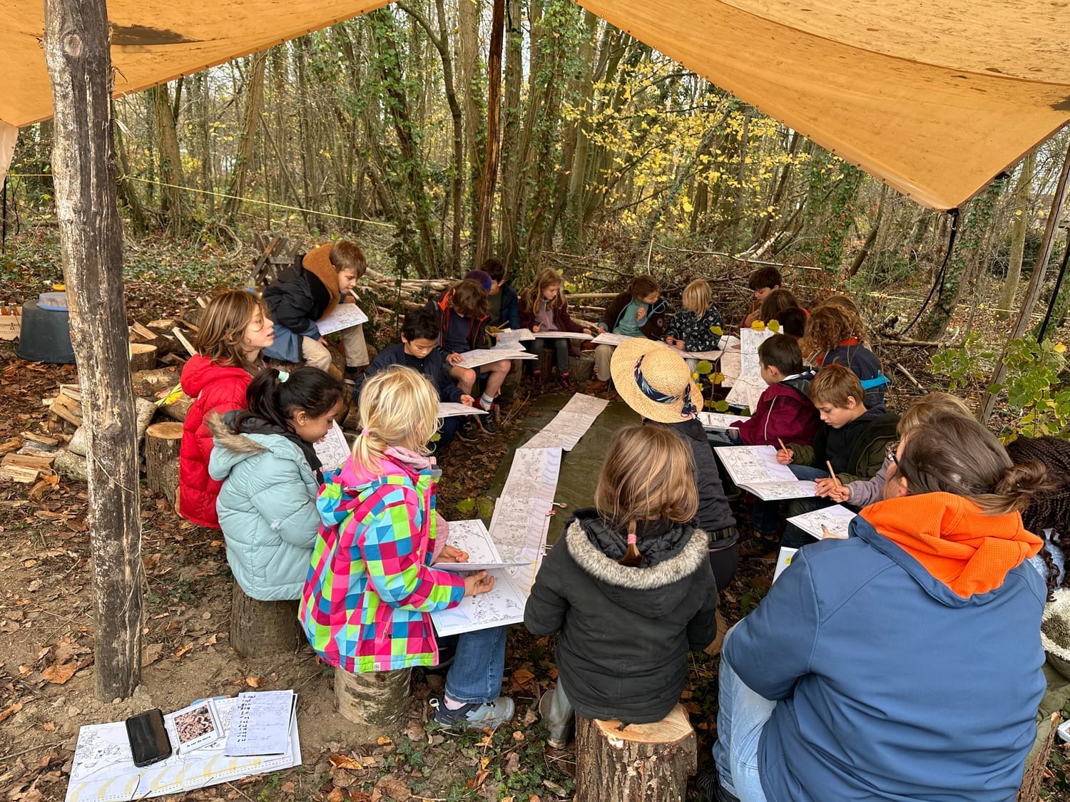 Étiquettes des enfants positionnées sur le Calendrier Panoramique commun et annotations dans les calendriers individuels
