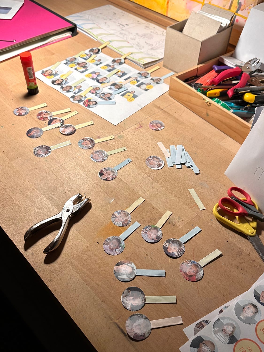 Fabrication des étiquettes d'anniversaire avec photos et couleurs de saison