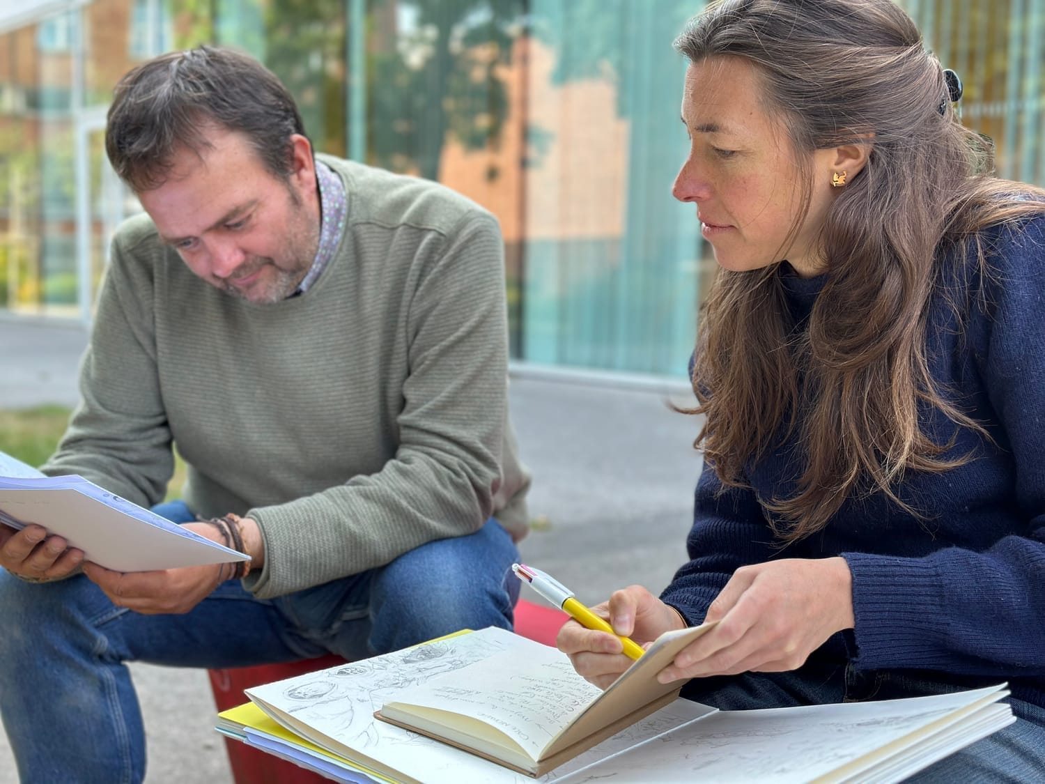 Bart, guide nature à Dunkerque, vérifiant les détails naturalistes