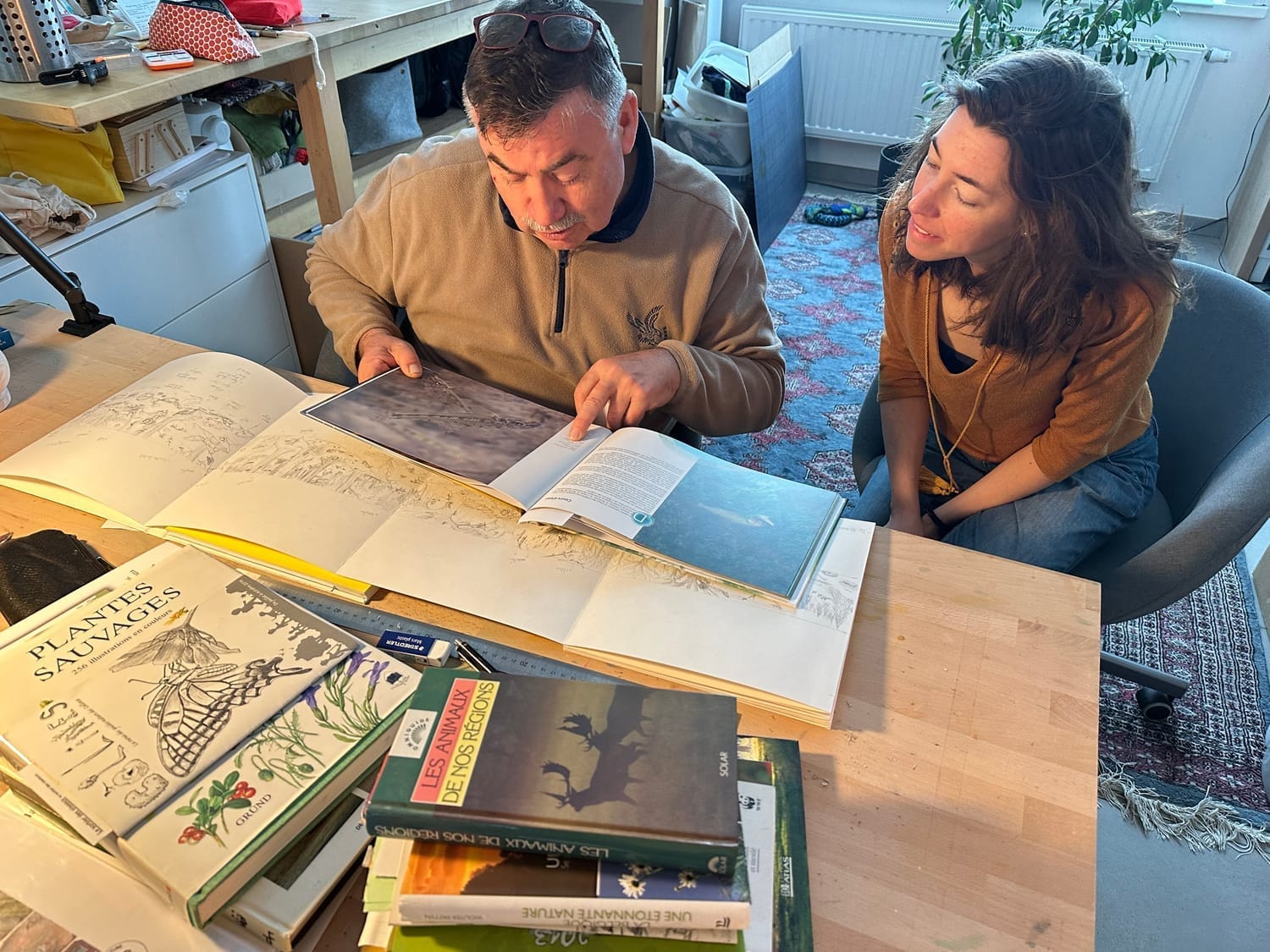 Jacques, guide nature à Tournai, relisant l'illustration du calendrier