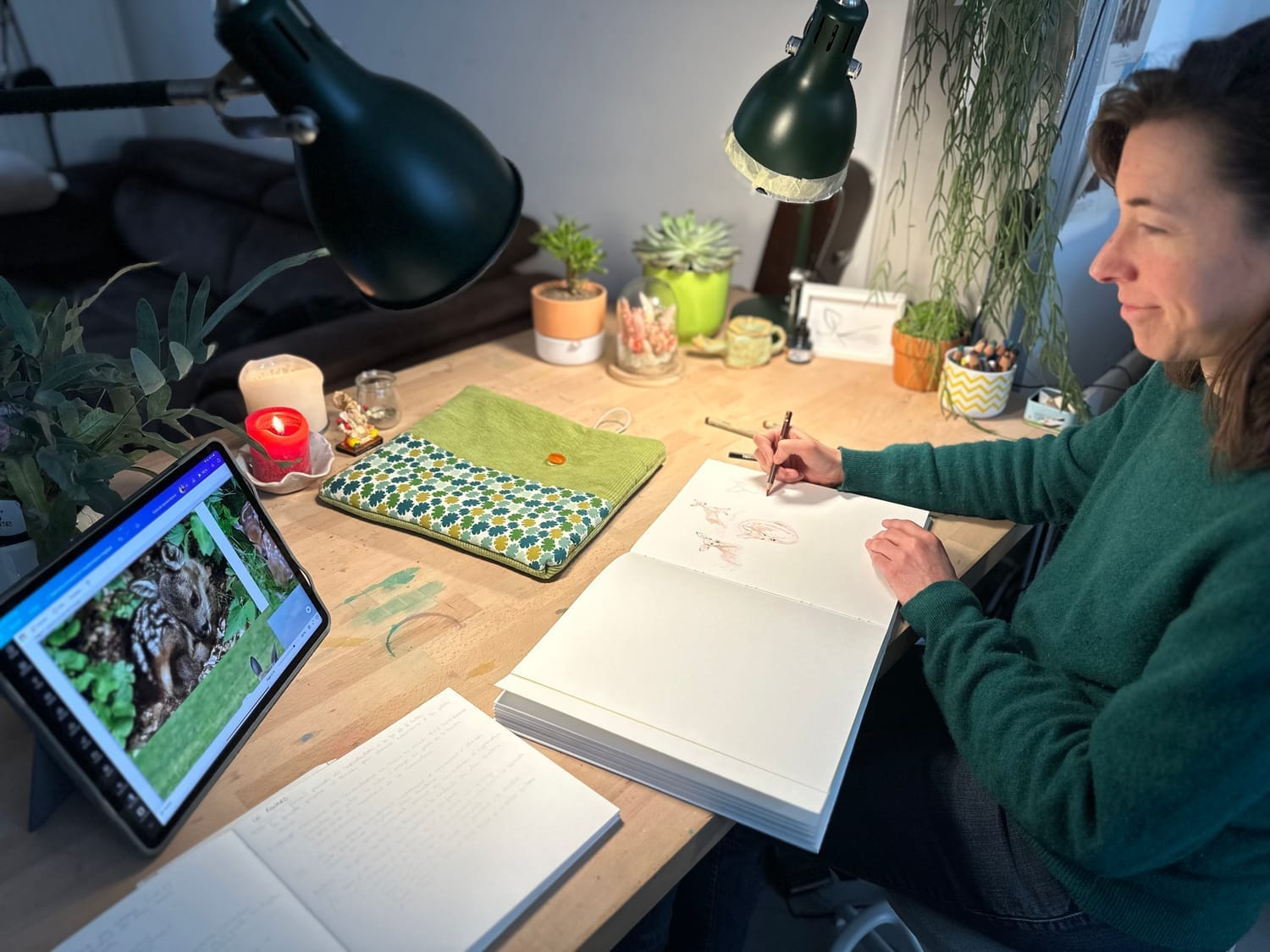 Les premiers croquis au crayon pour l'illustration de la forêt
