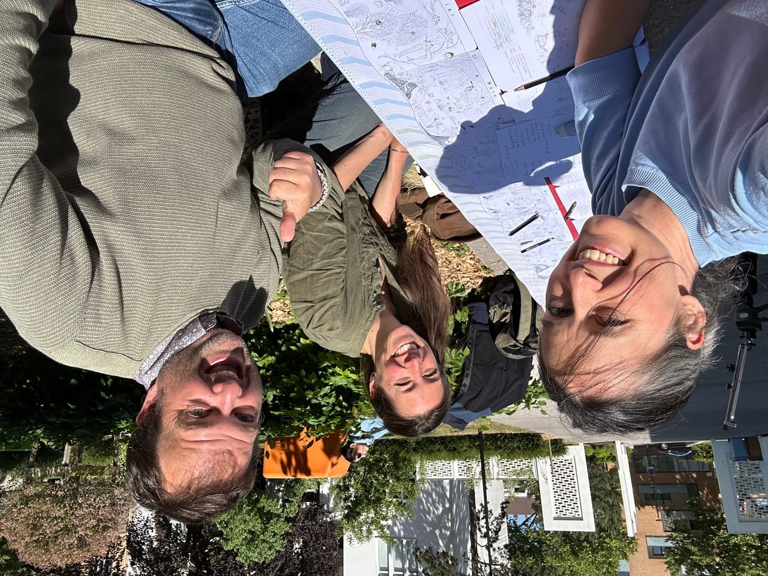 Séance de travail joyeuse avec un guide nature pour corriger les détails du calendrier