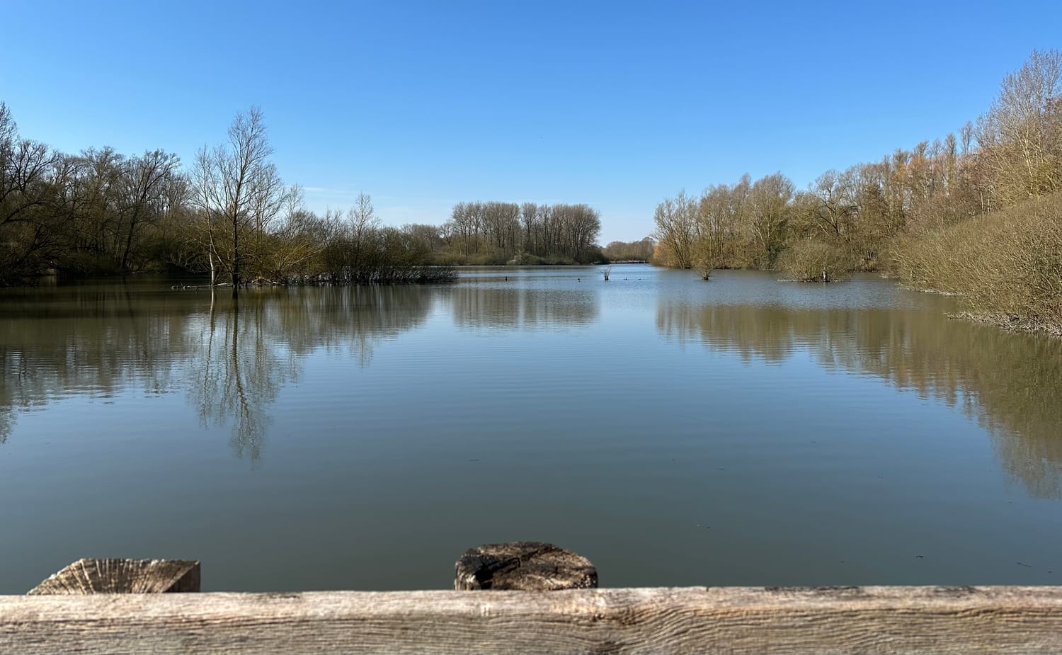 Magnifique vue panoramique sur un grand lac depuis une passerelle