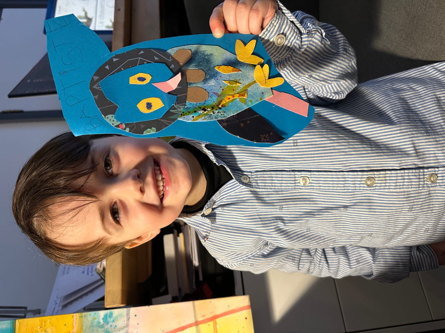 La chouette terminée en collage de papiers colorés par Baptiste