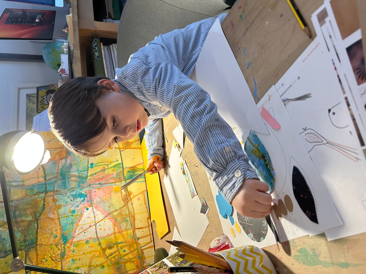 Baptiste dispose chaque pièce découpée sur la fiche découpage de la chouette