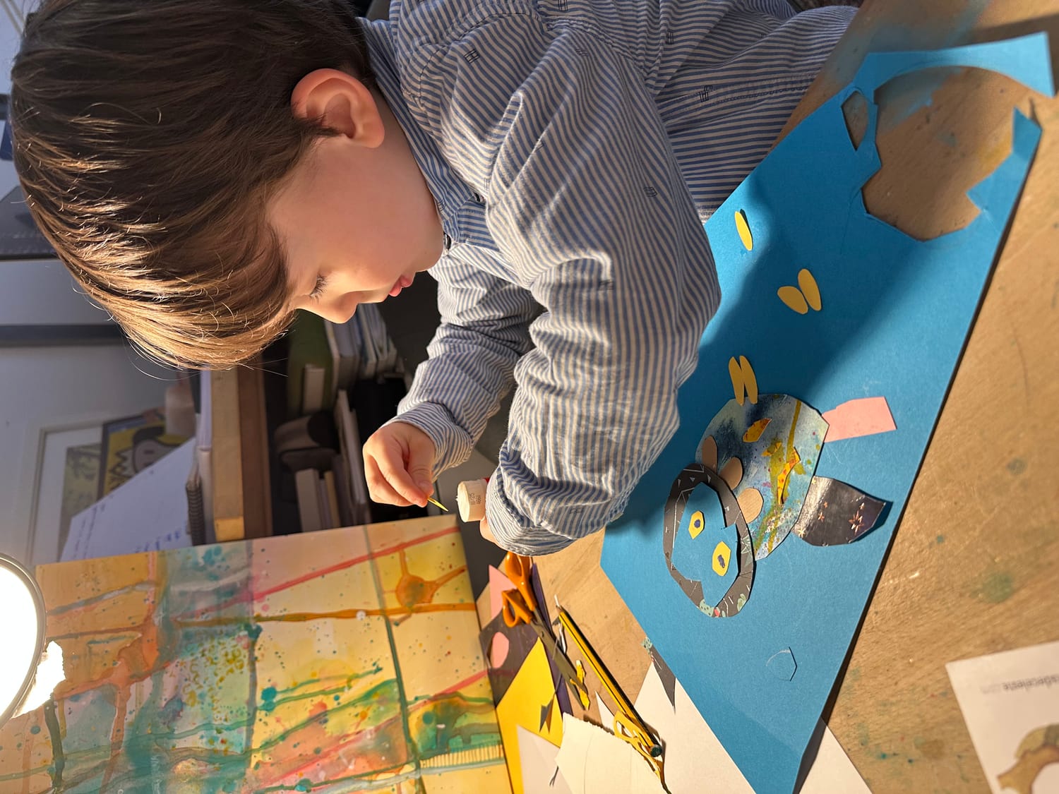 Baptiste colle les pièces de sa chouette hulotte