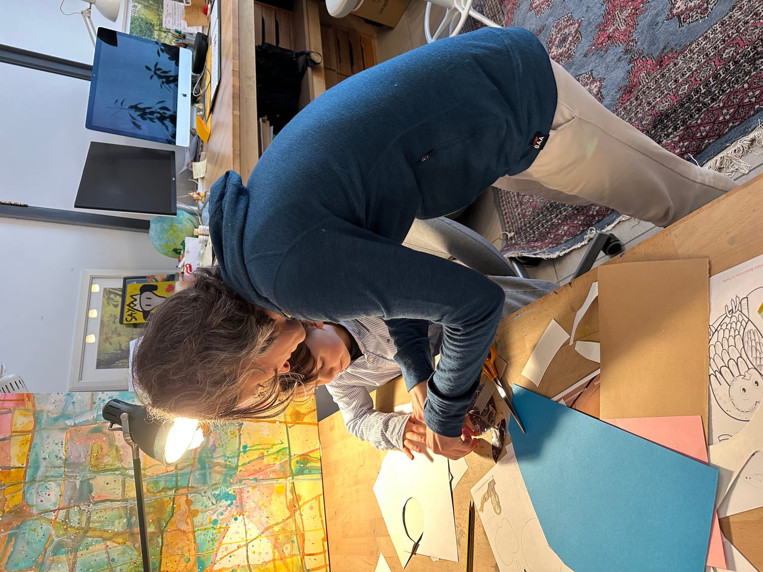 Laetitia accompagne Baptiste pendant le découpage de la chouette