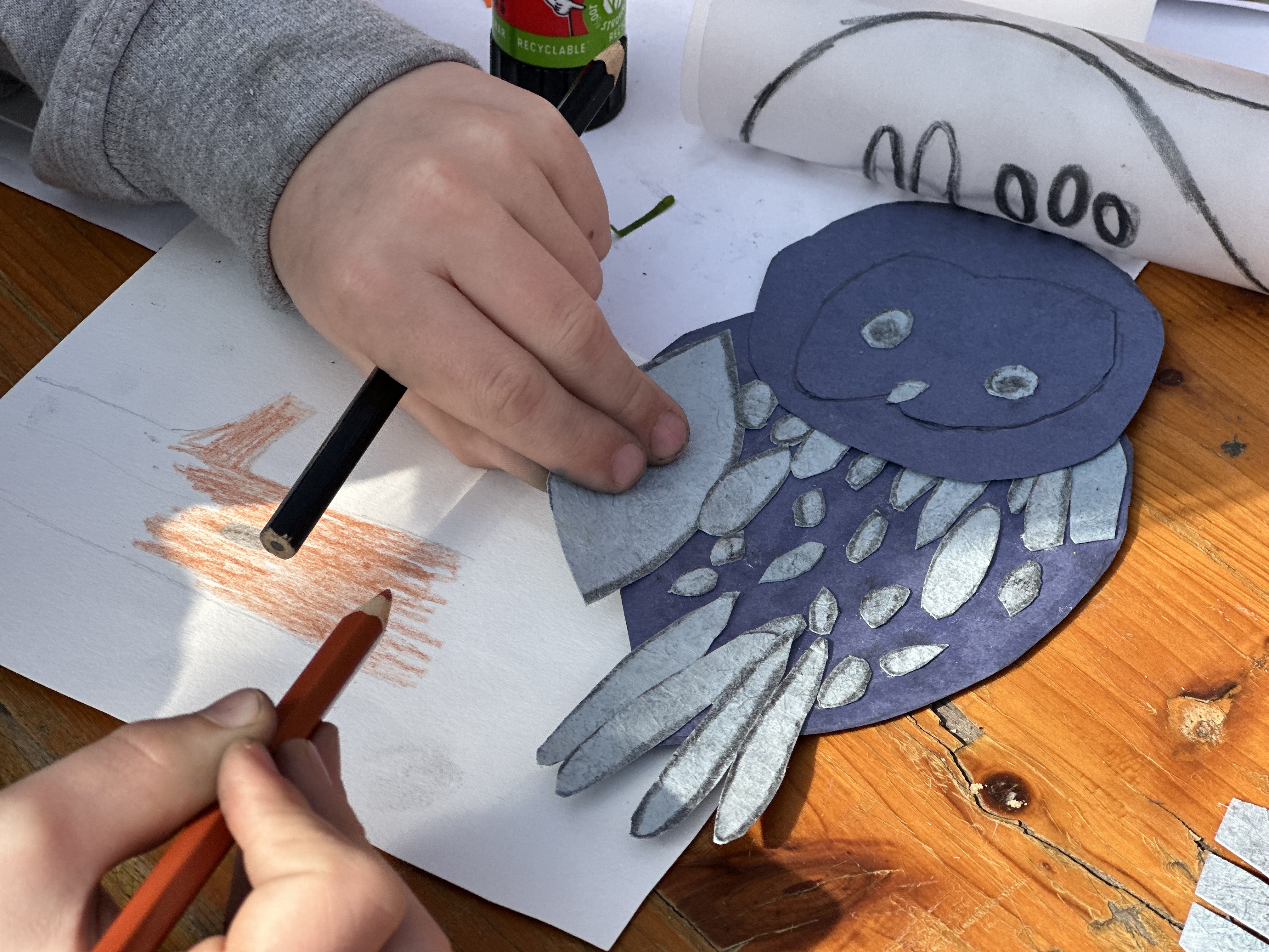 Chouette hulotte en collage de papiers bleus, réalisée à Ma Ferme chez Aurélie