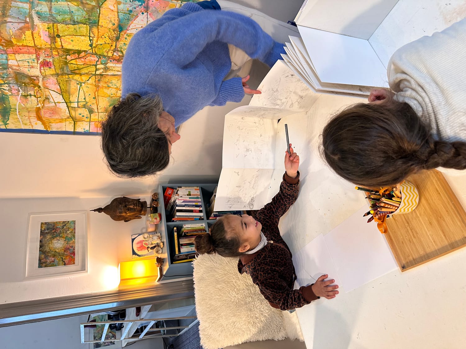 Mina pointe du doigt un papillon sur l'illustration du Calendrier Panoramique