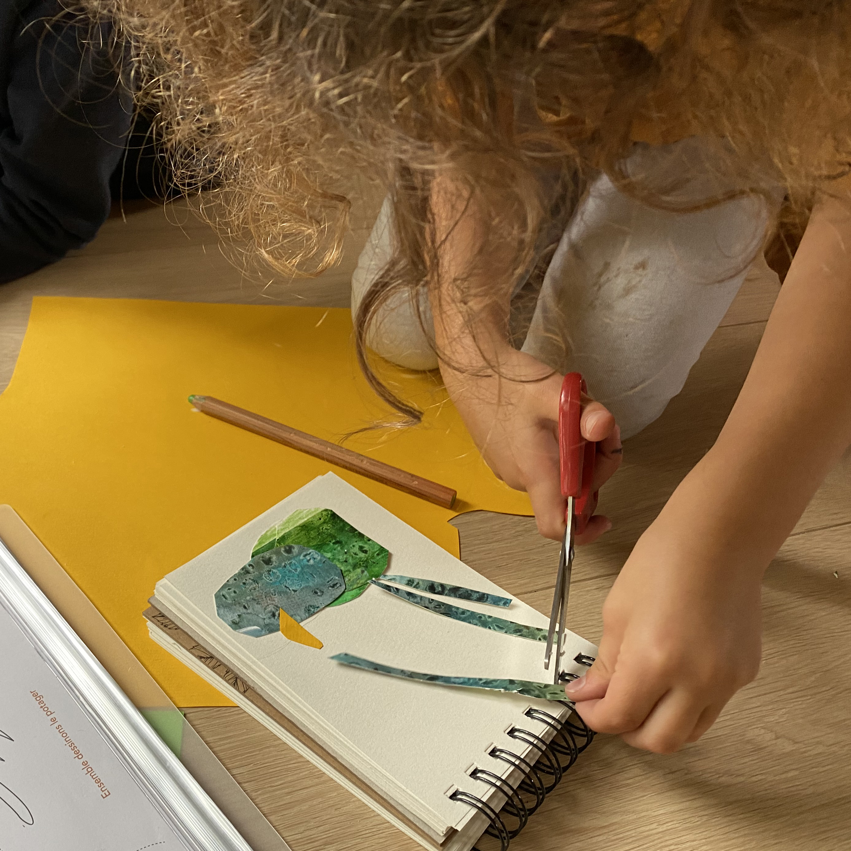 Découpage-collage de la Pie bavarde en classe de 1ère primaire