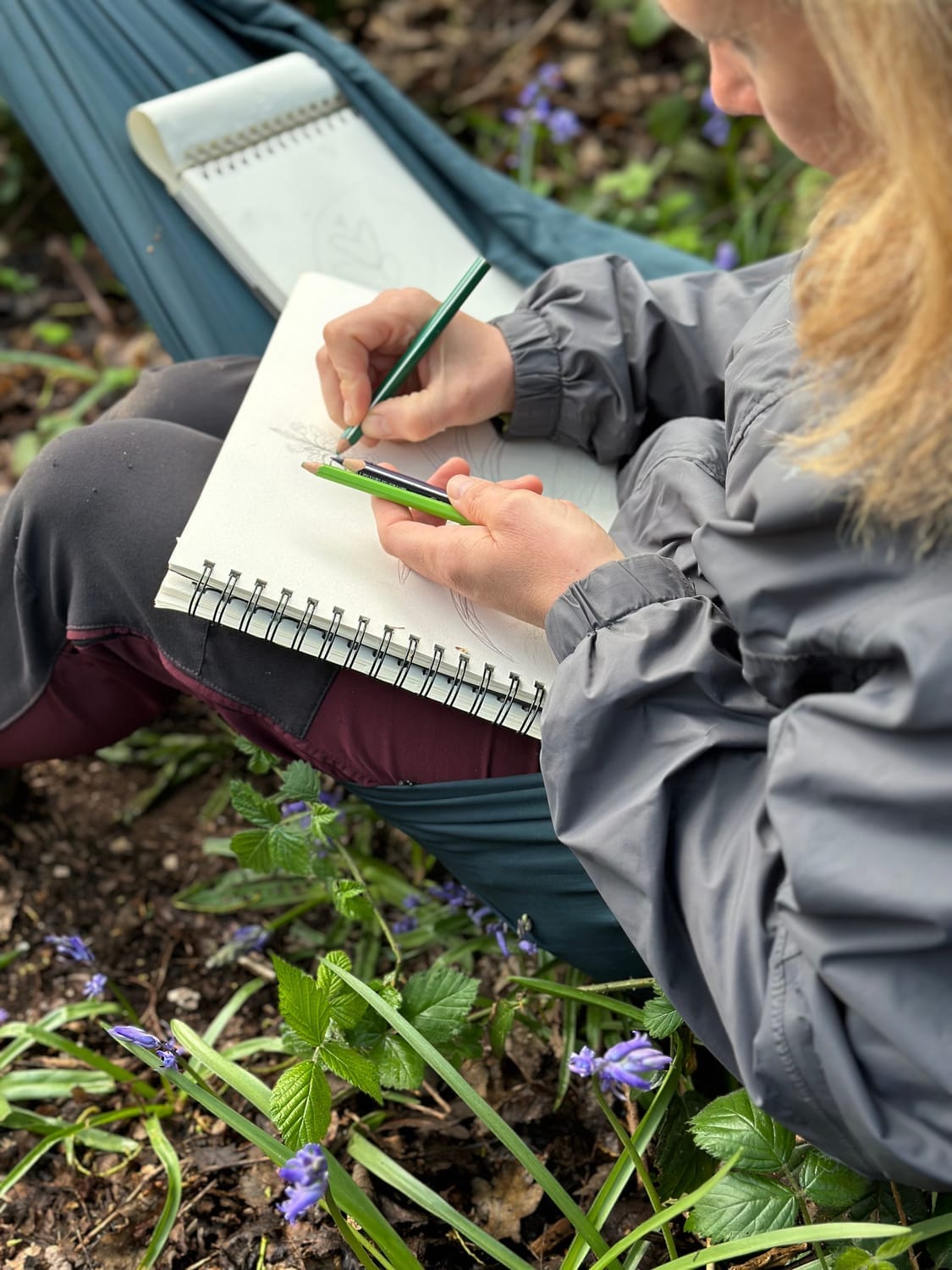 Caro profite d'un moment de détente en dessinant dans la forêt