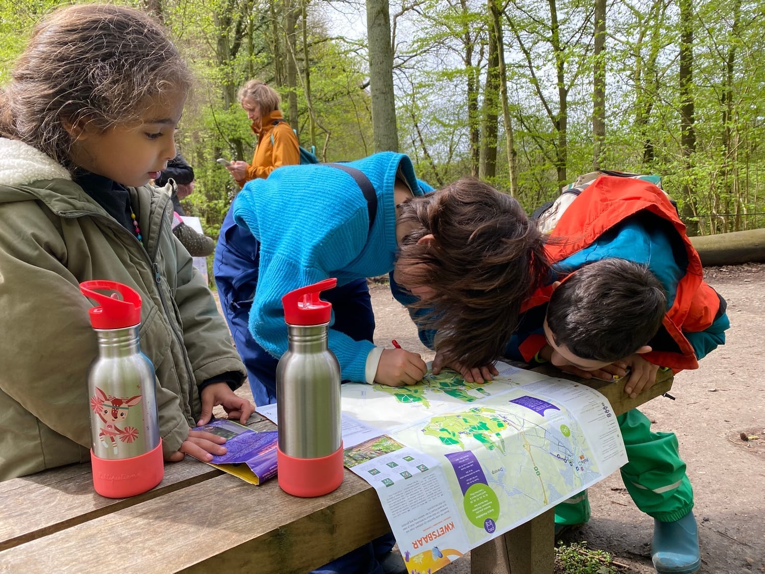 Les enfants se repèrent sur la carte de la forêt de Hal