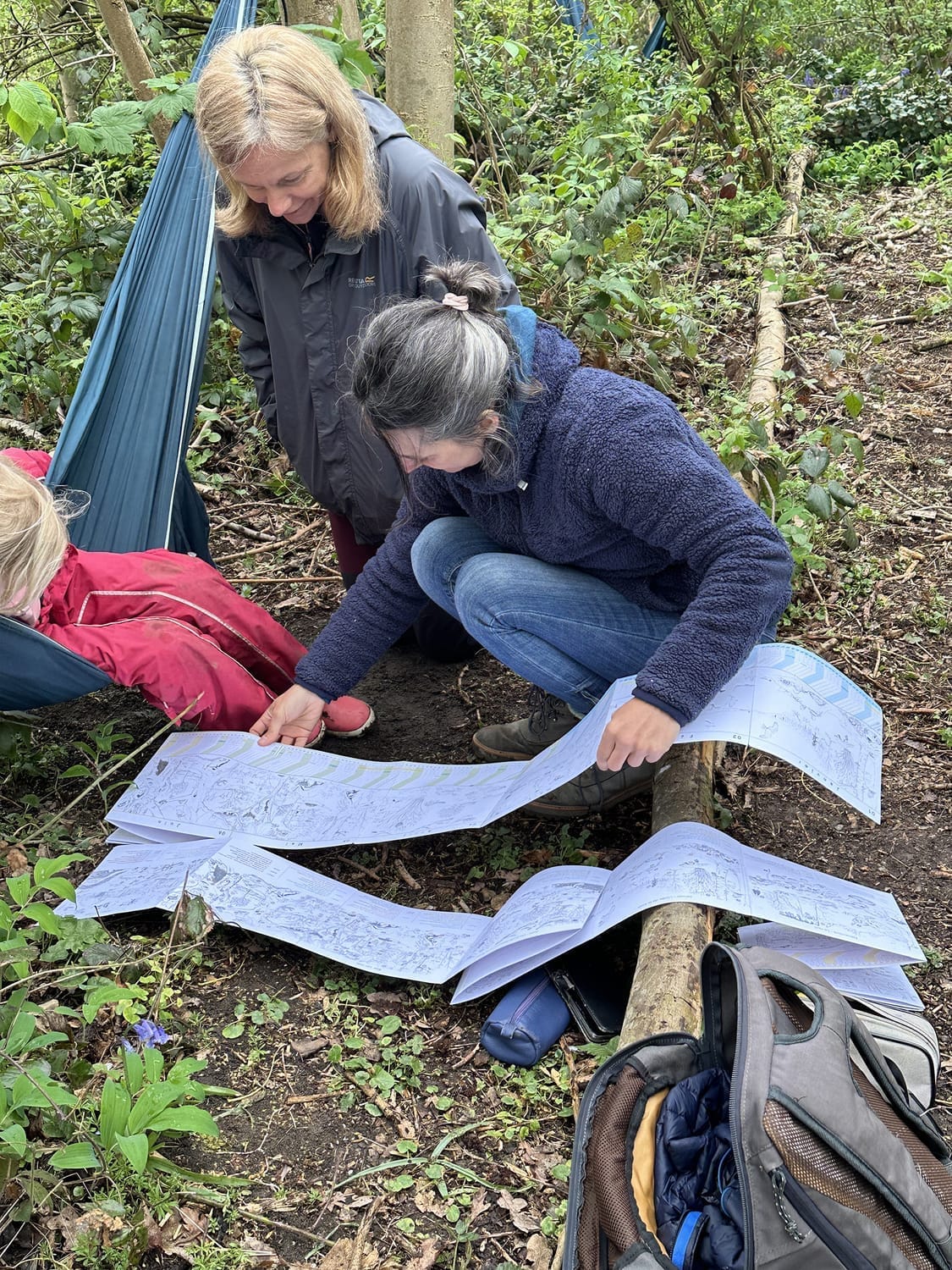 Laetitia présente l'esquisse du Calendrier Panoramique sur la Forêt à Caro et Zéli
