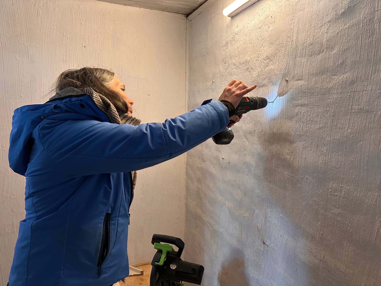 Cécile perce dans le mur de brique