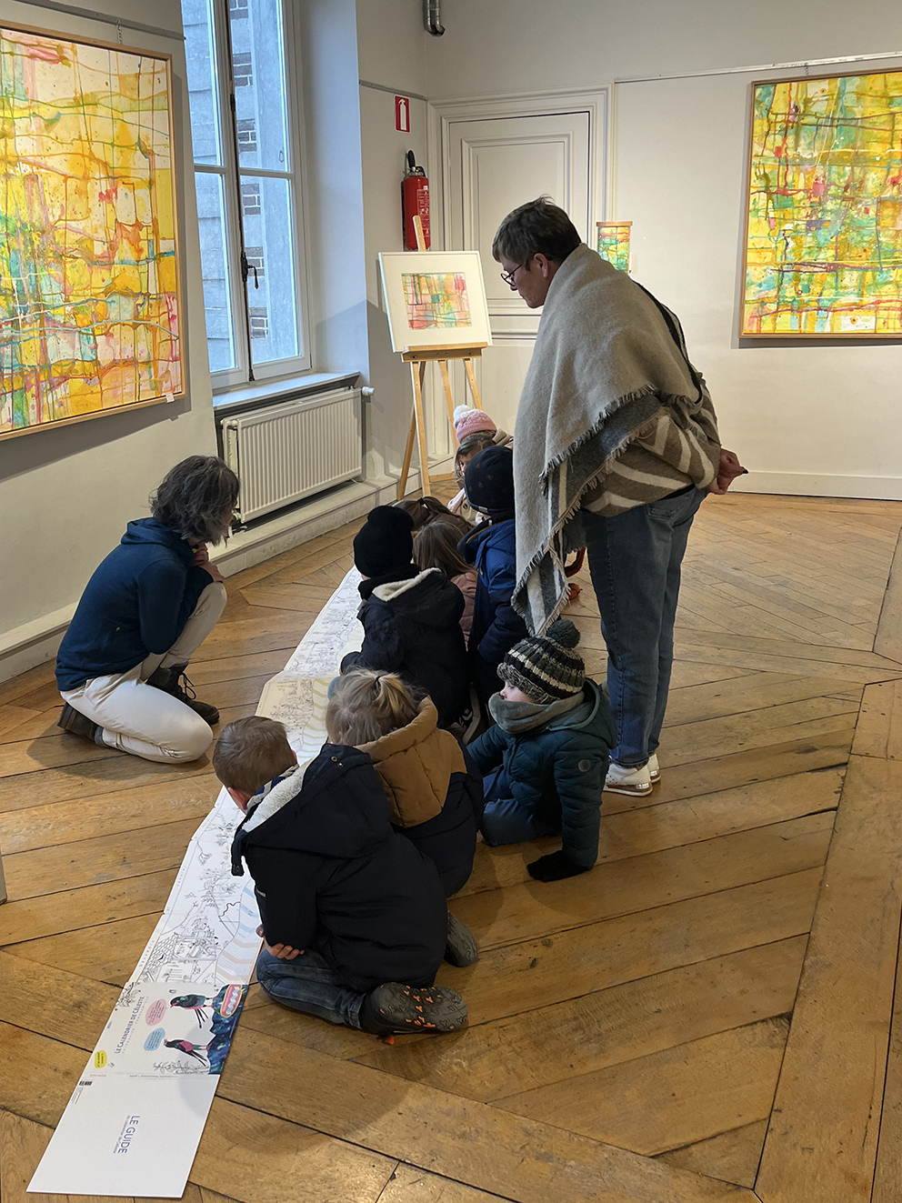 Les enfants découvrent l'année complète déployée sur le Calendrier Panoramique