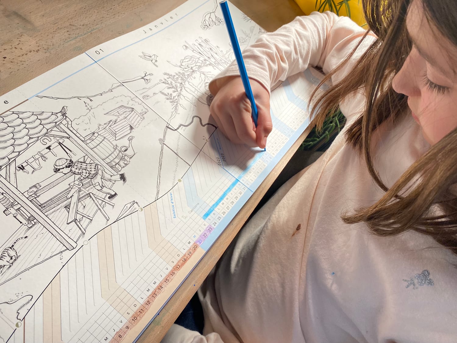 Céleste colorie les zones de vacances en bleu sur son Calendrier Panoramique