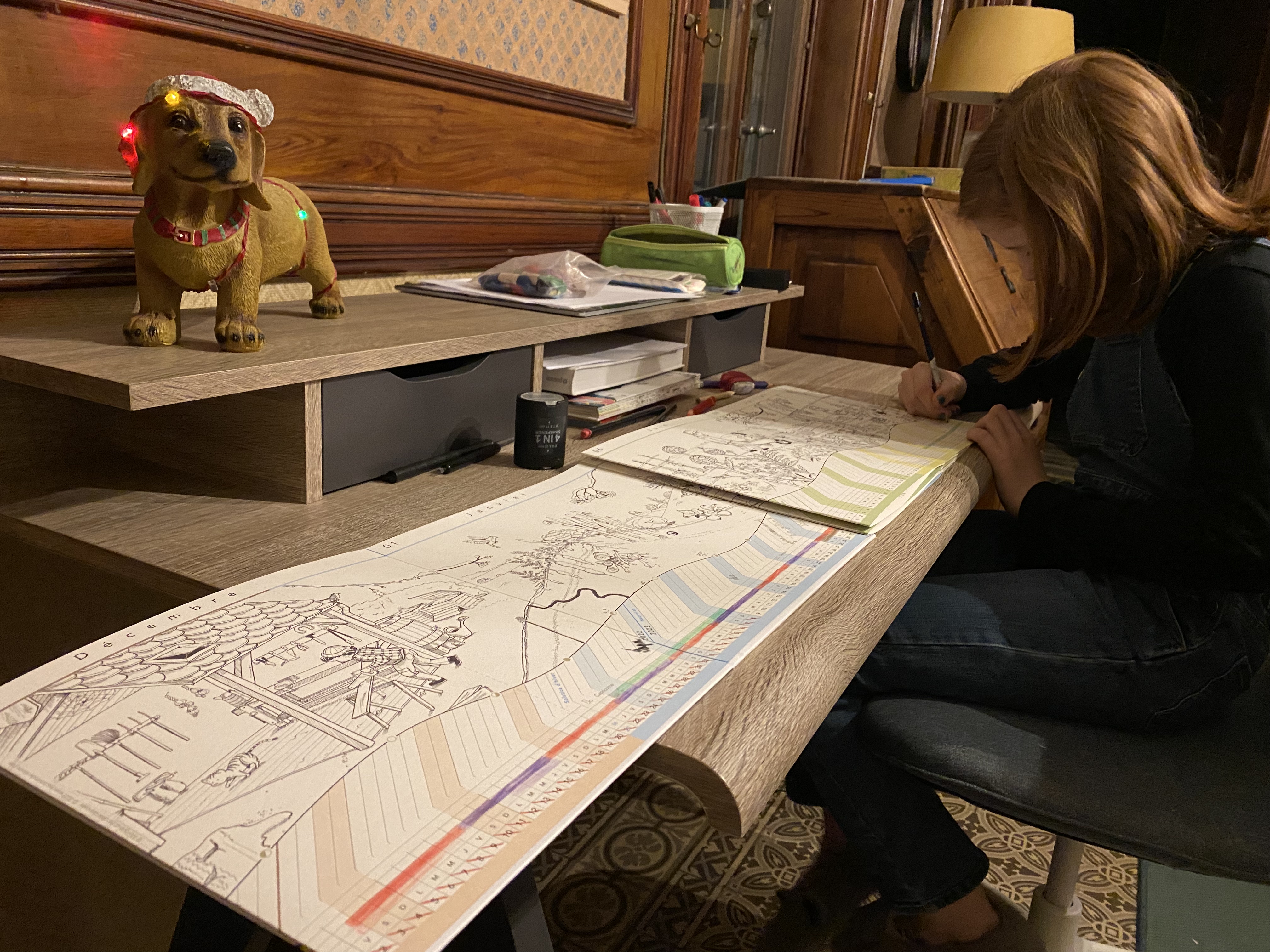 Maëlle colorie les semaines chez papa et les semaines chez maman sur le Calendrier Panoramique