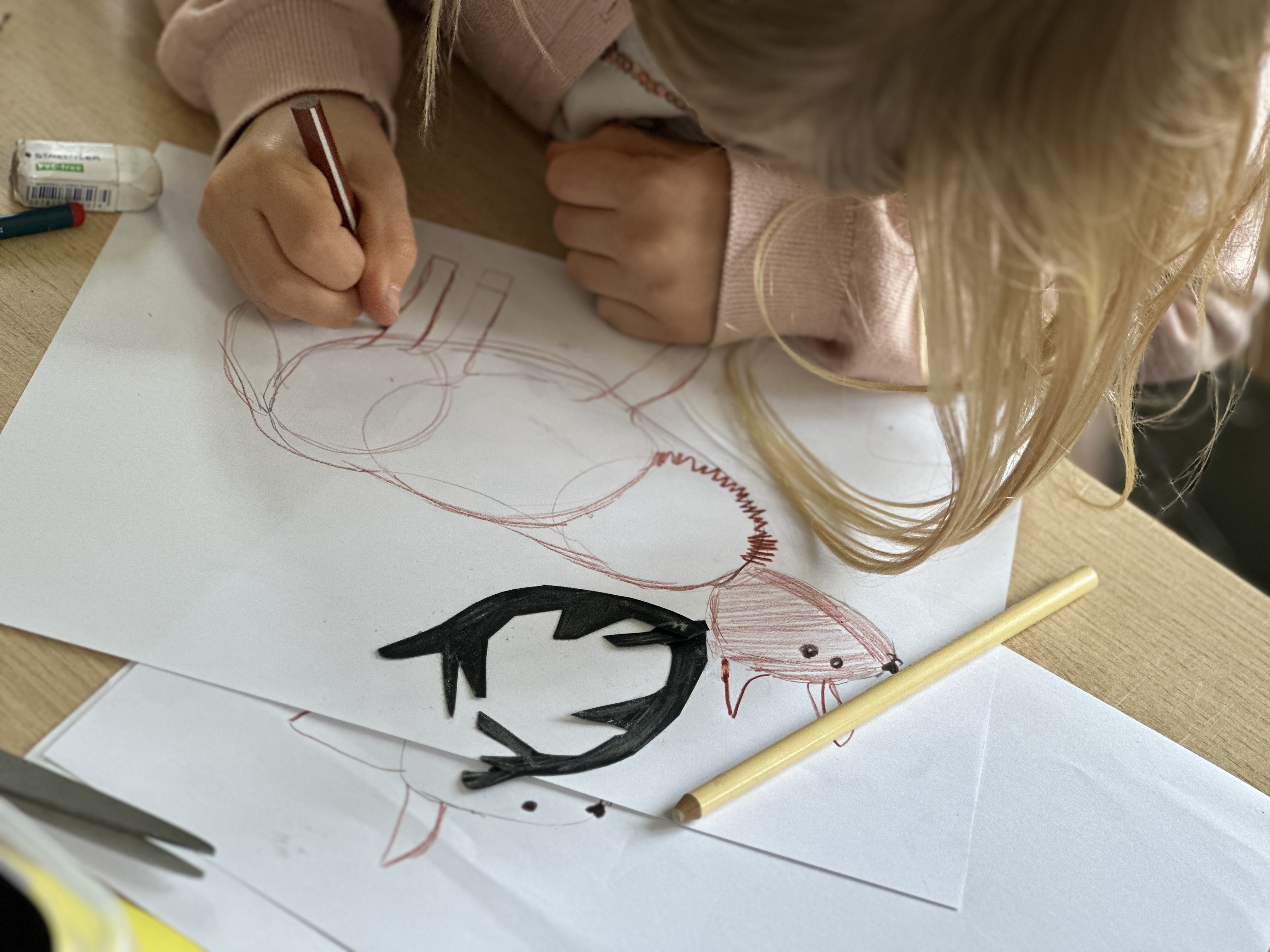 Dessin de cerf au crayon réalisé par un élève lors d'un atelier au CSM