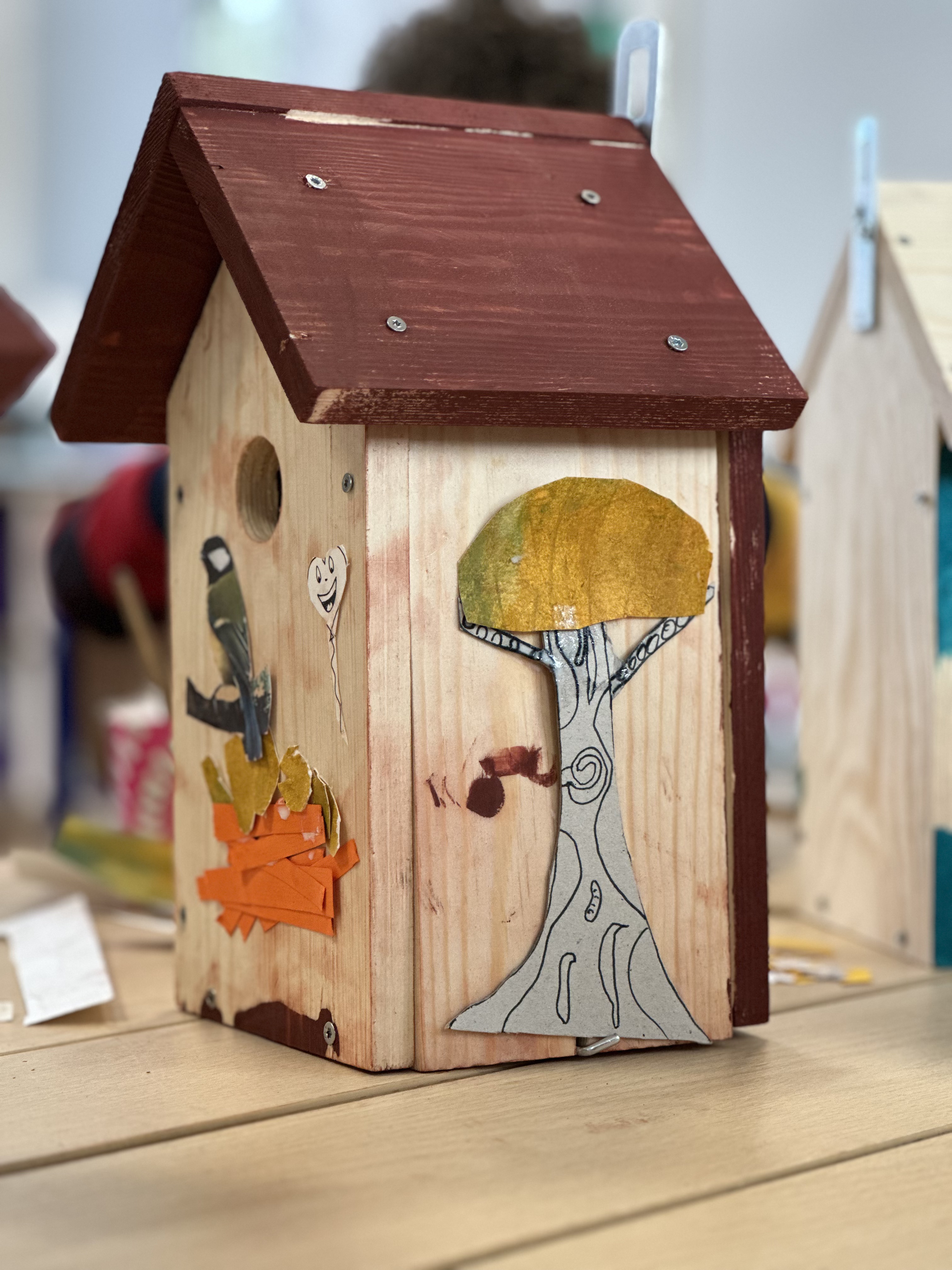 Nichoir d'enfant décoré avec un arbre jaune et une mésange — atelier nature CSM