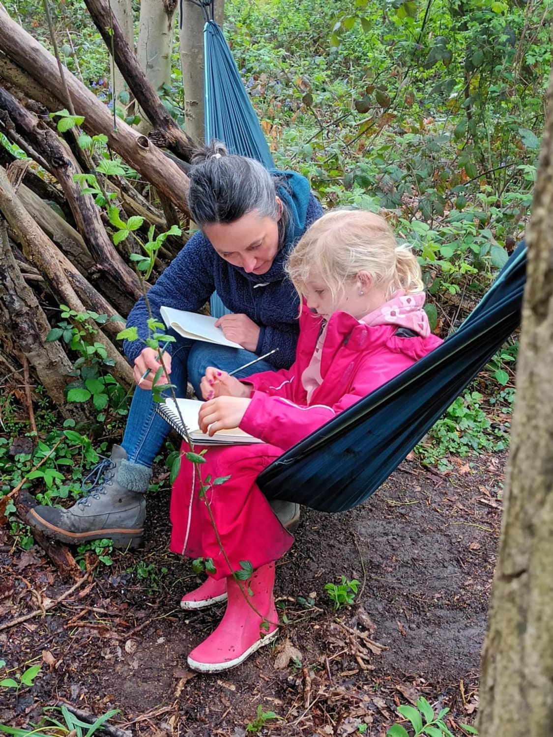 Atelier de dessin sur la Jacinthe des bois en pleine forêt, parent et enfant dessinant ensemble