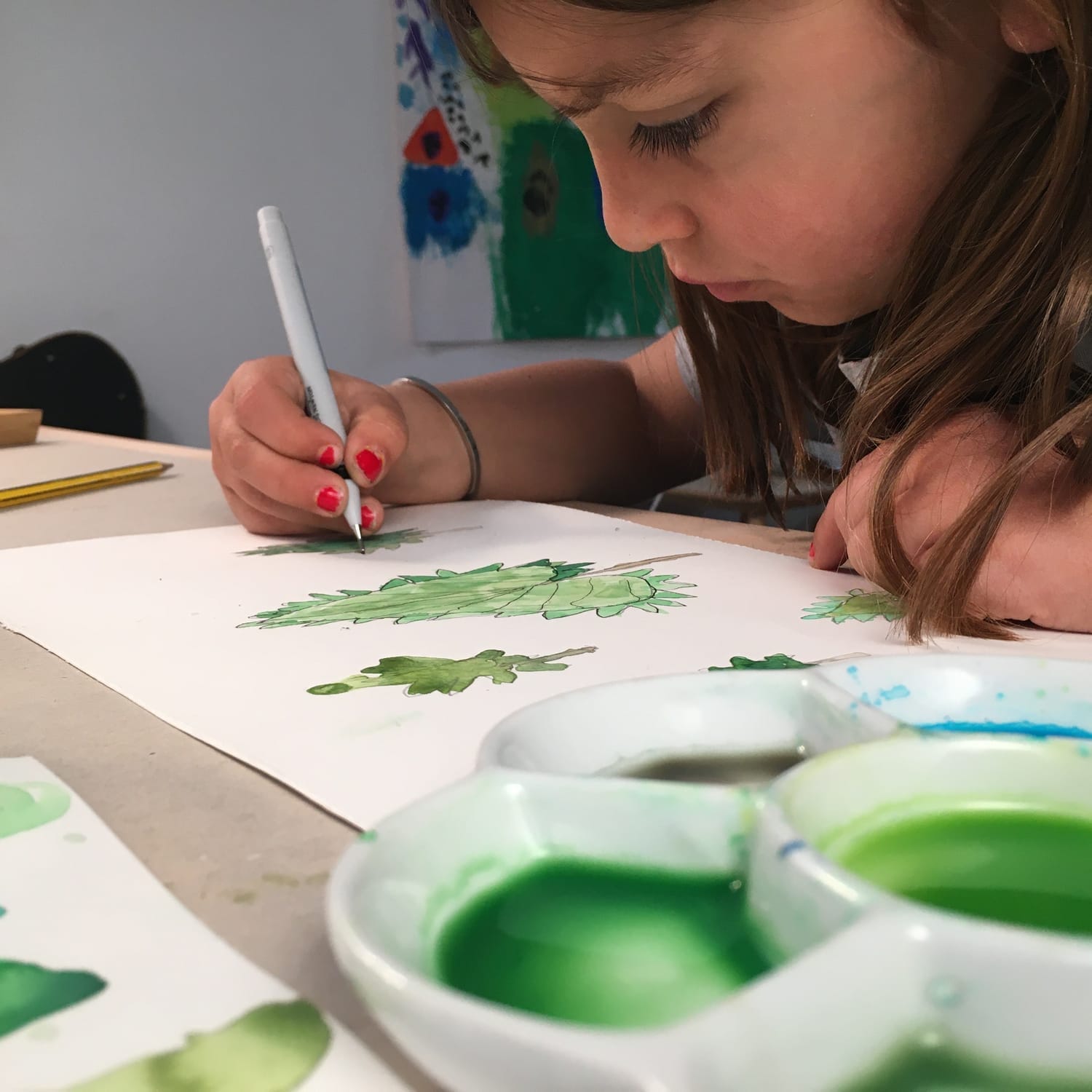 Dessin d'une feuille d'ortie réalisé par Célestine 8 ans lors d'un atelier nature