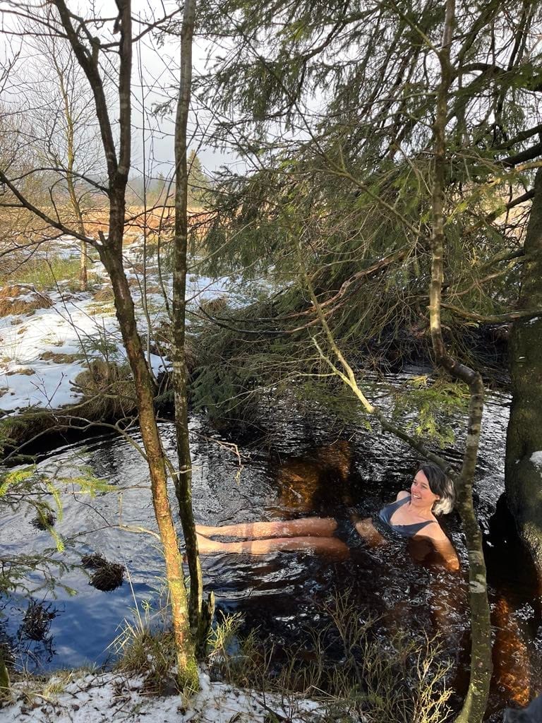 Bain glacé à 2 degrés dans un bassin naturel en pleine forêt des Ardennes