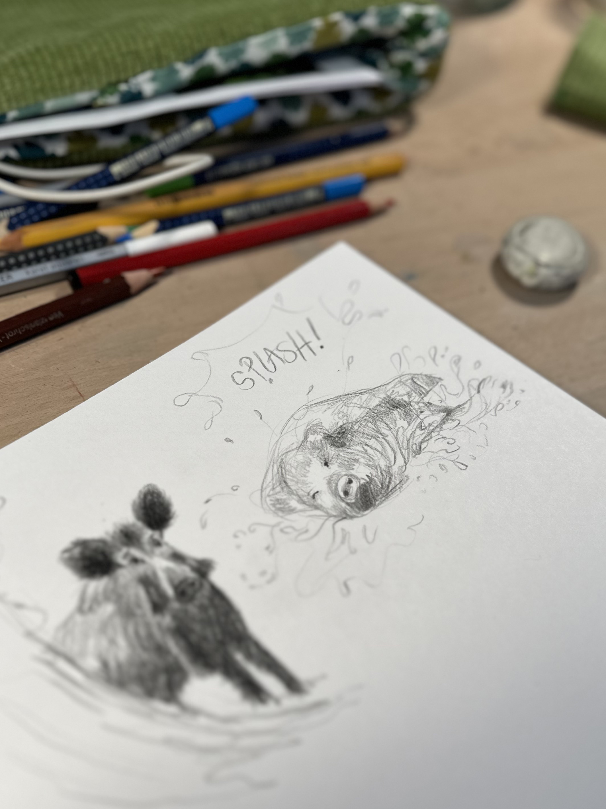 Sanglier prenant un bain de boue en forêt