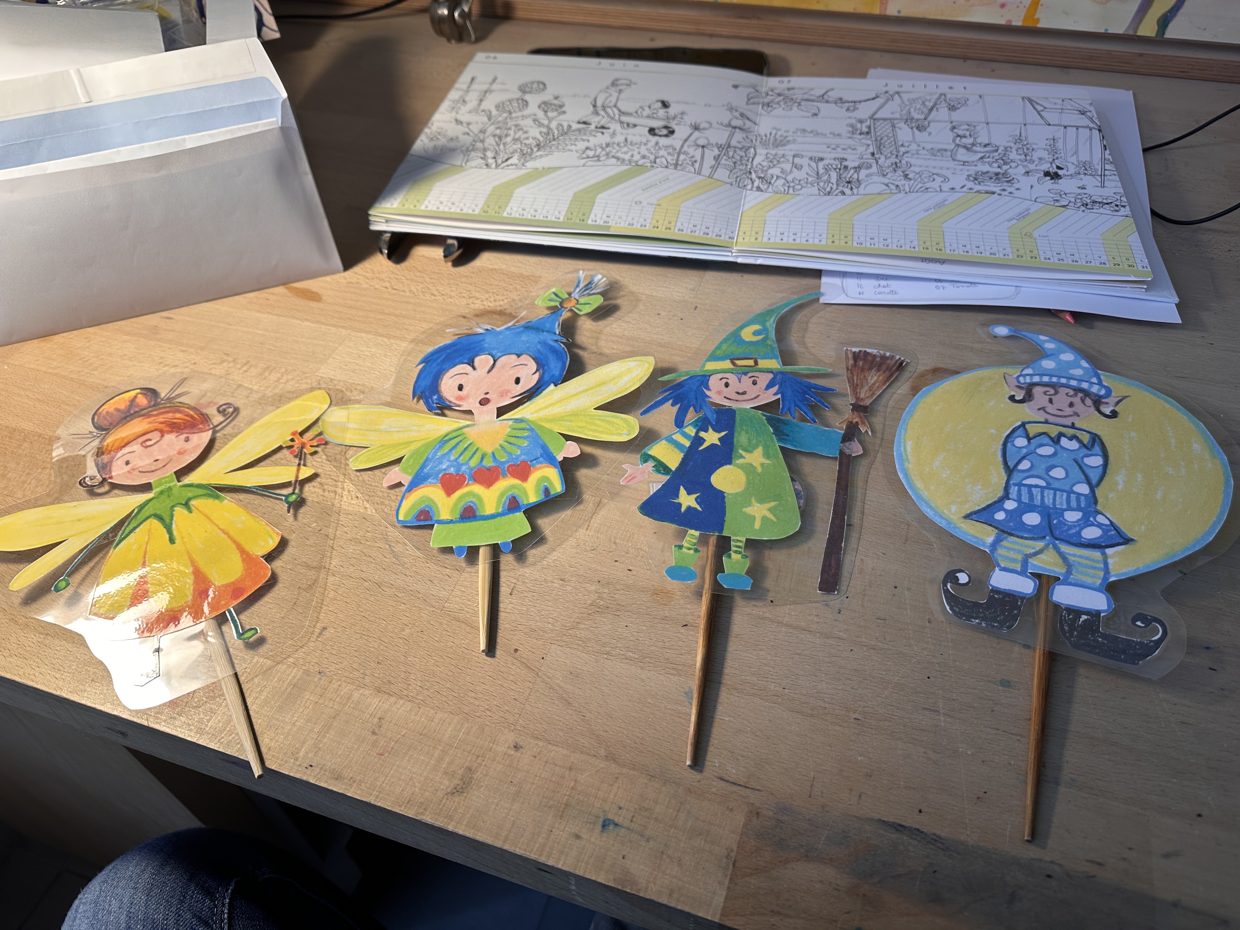 Les quatre gardiens des saisons : fée fleur, gentille sorcière, lutin et fée arc-en-ciel