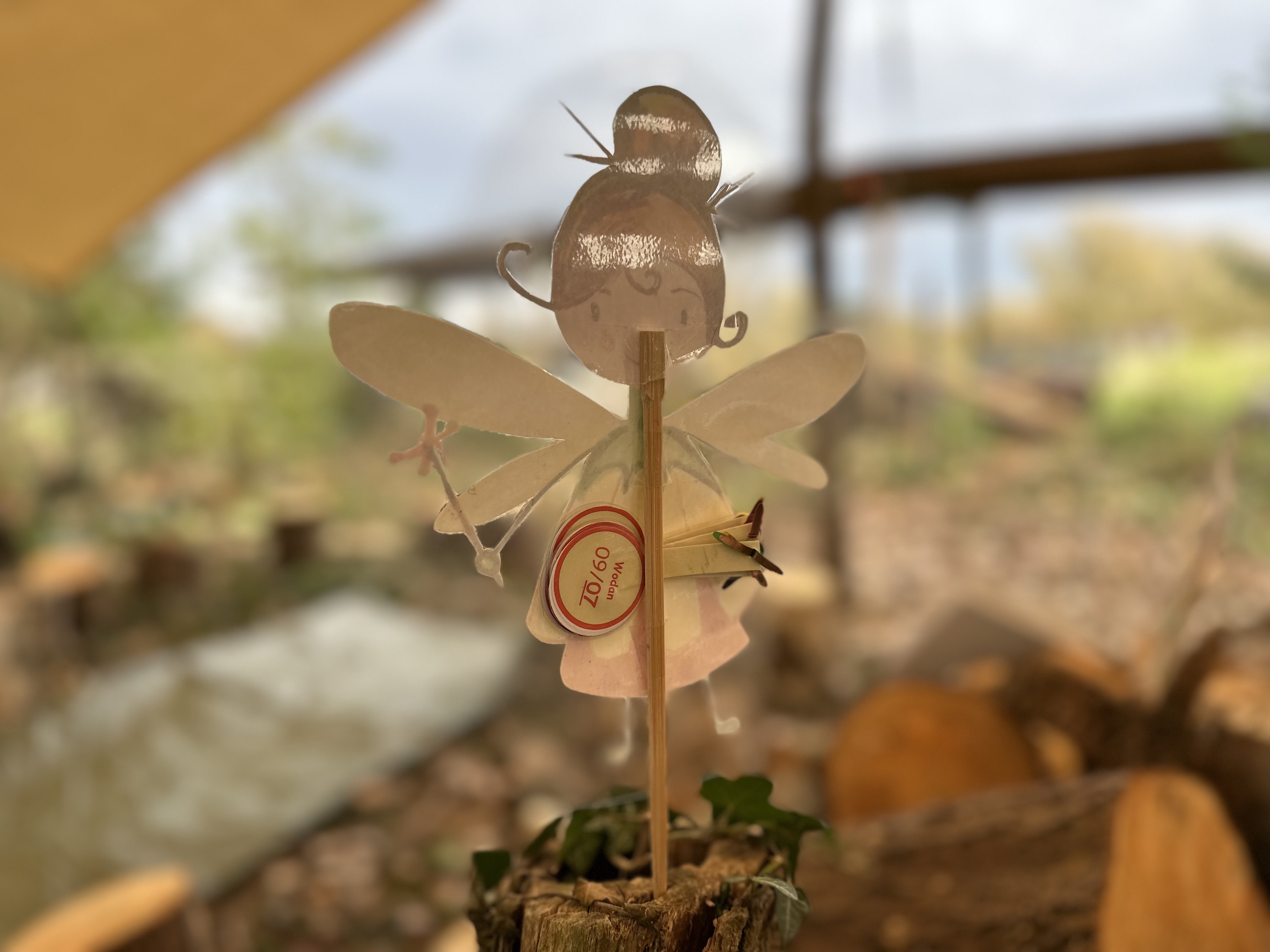 La fée fleur vue verso avec les étiquettes des enfants glissées derrière