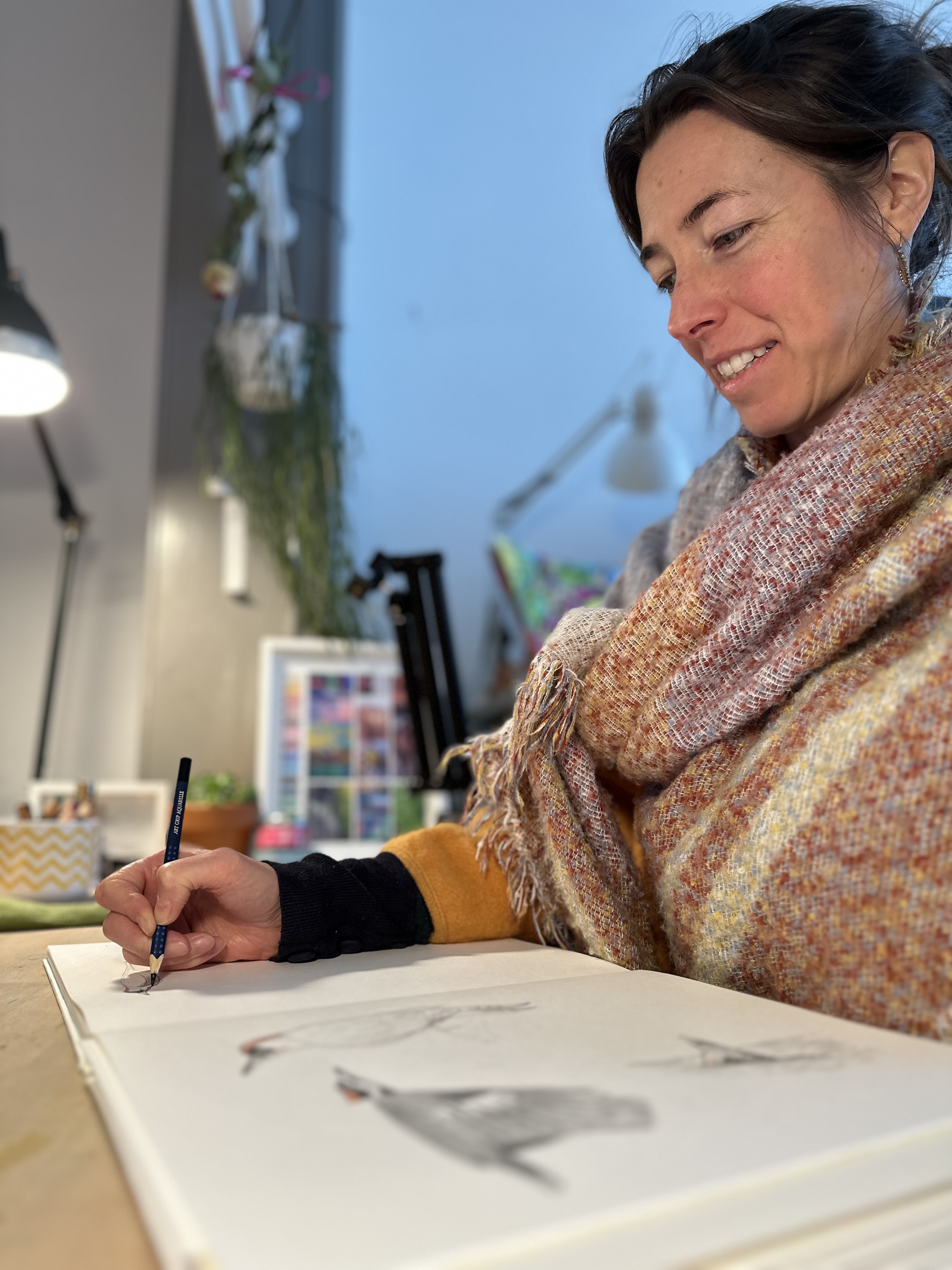 Hélène joyeuse en train de dessiner un pic