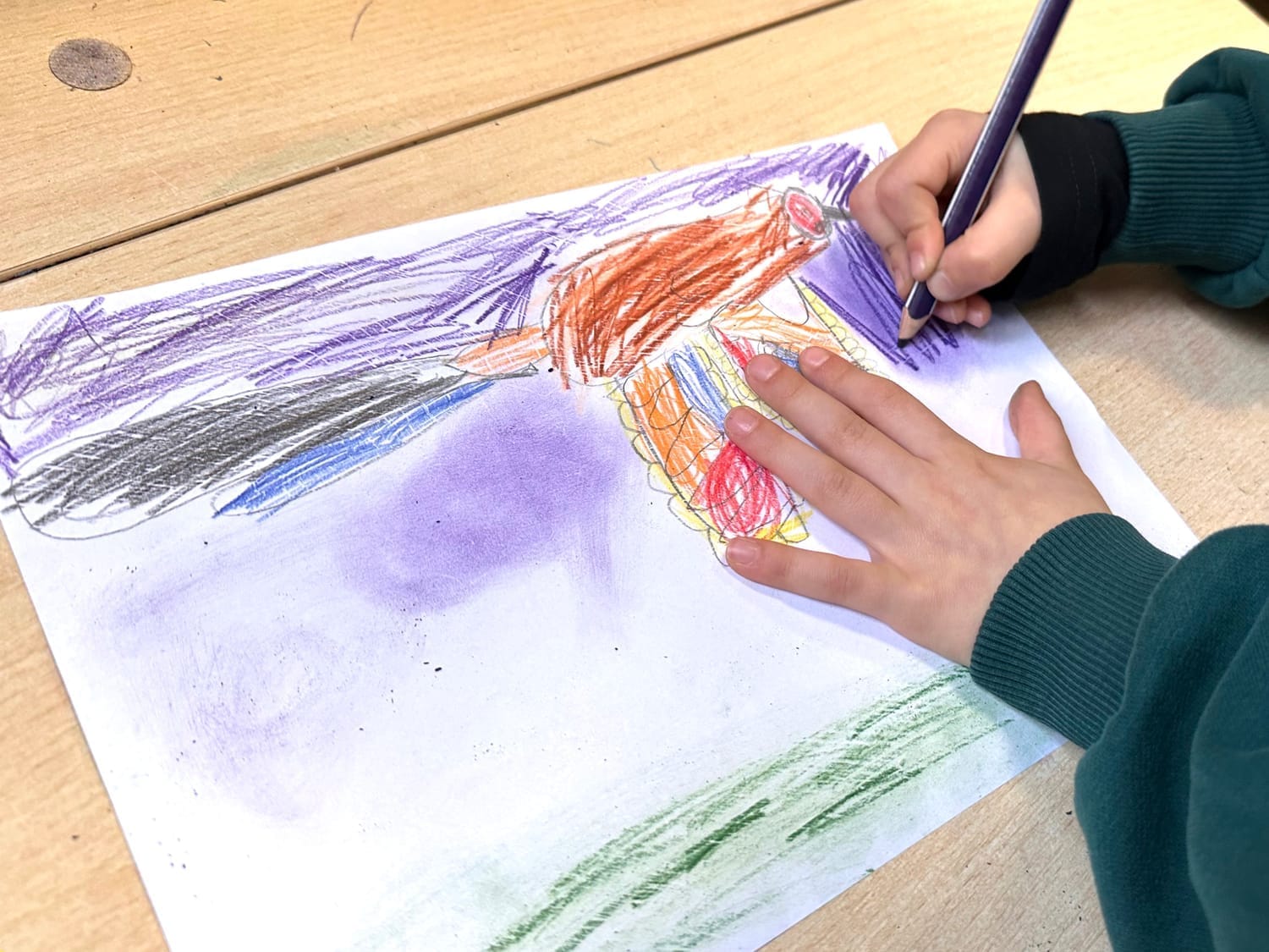 Dessin du Geai des chênes dans un ciel mauve par un enfant