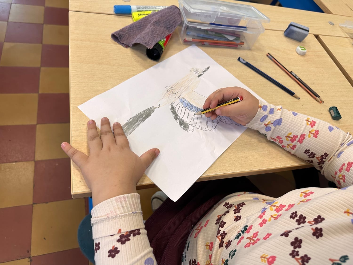 Enfants dessinant le Geai des chênes, un travail d'observation et de motricité fine