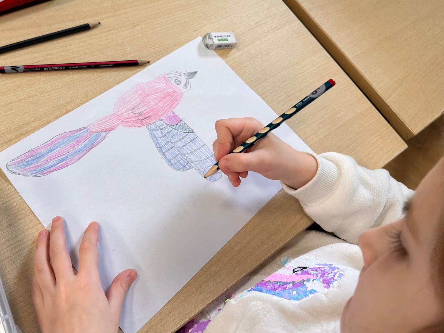 Dessin du Geai des chênes dans les tons rose et bleu par un enfant