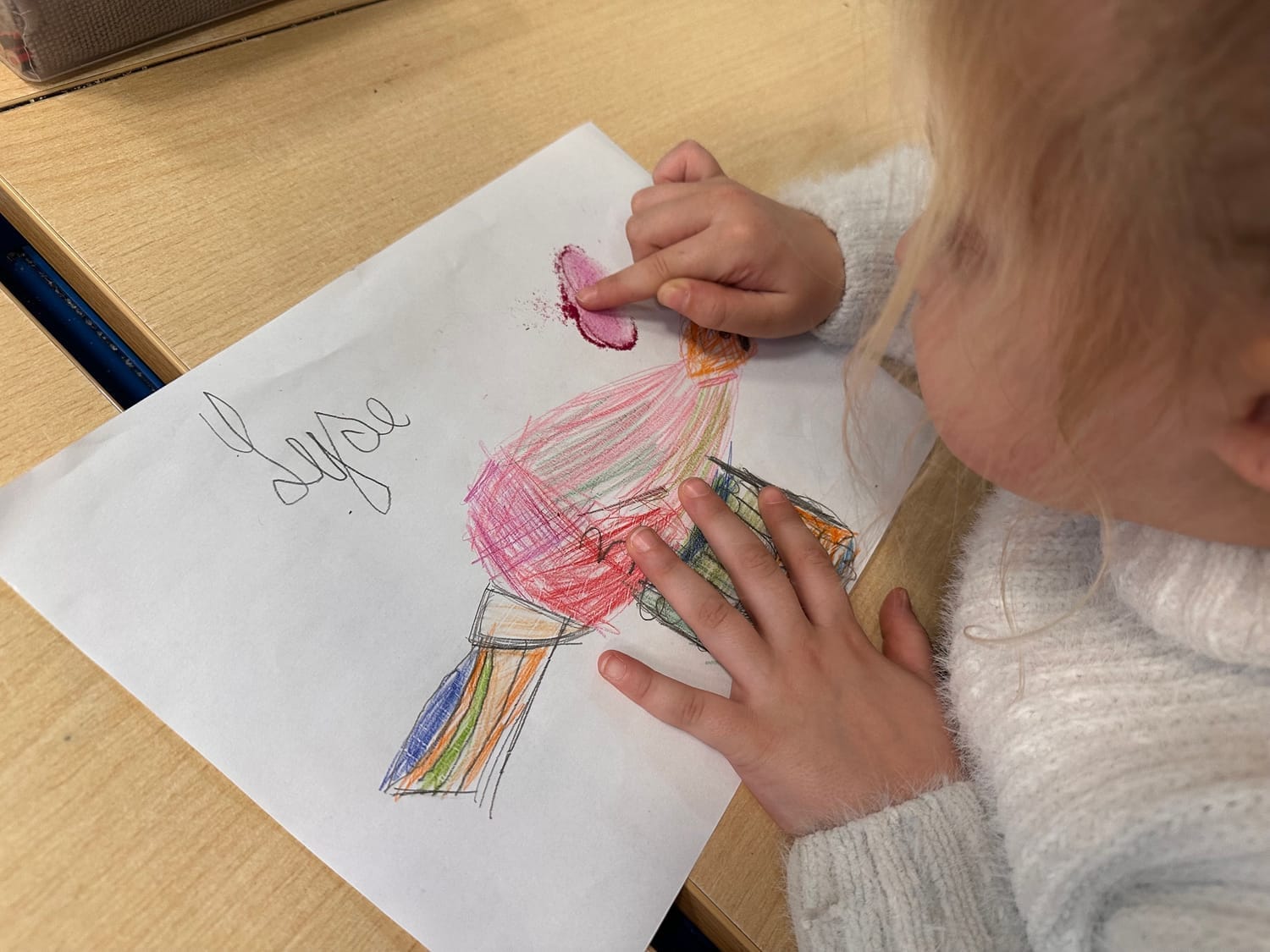 La poudre magique de crayon sur le dessin de Lyse