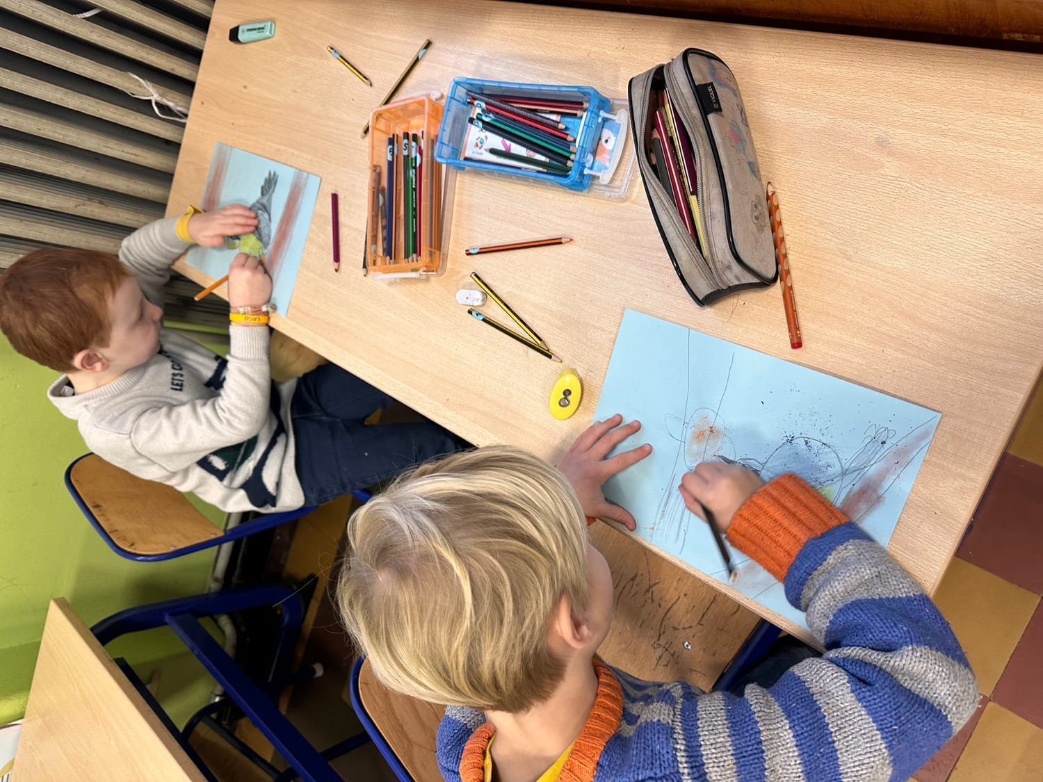 Atelier en classe sur la Sittelle torchepot avec les enfants concentrés