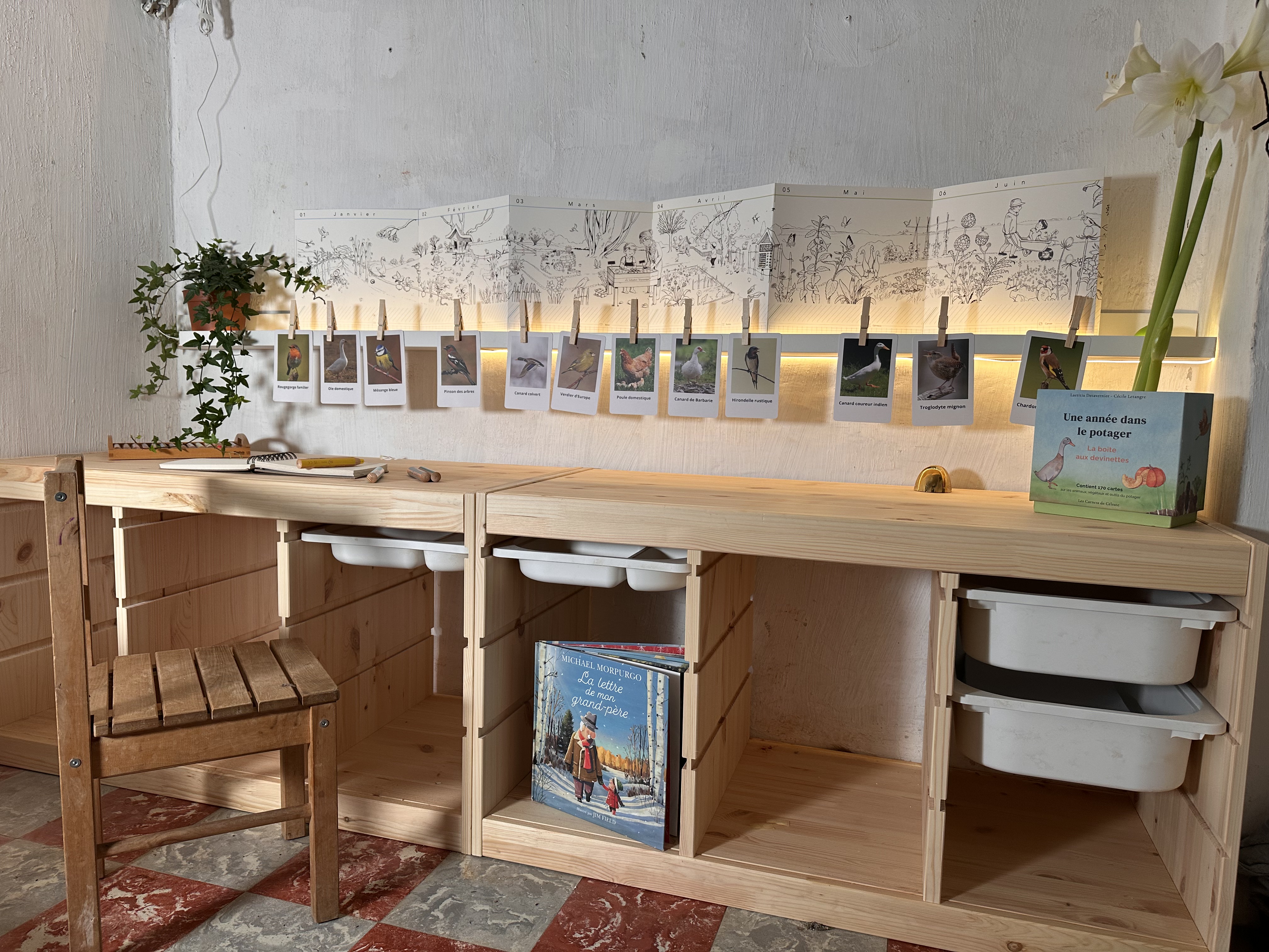 Le Calendrier Panoramique Une année dans le Potager posé sur une étagère au Petit Abri