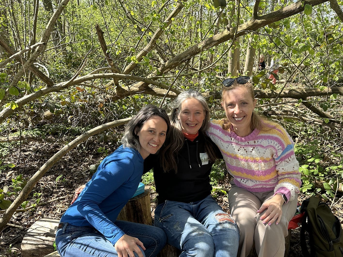 Laetitia, Cécile et Gosia en forêt au Petit Abri