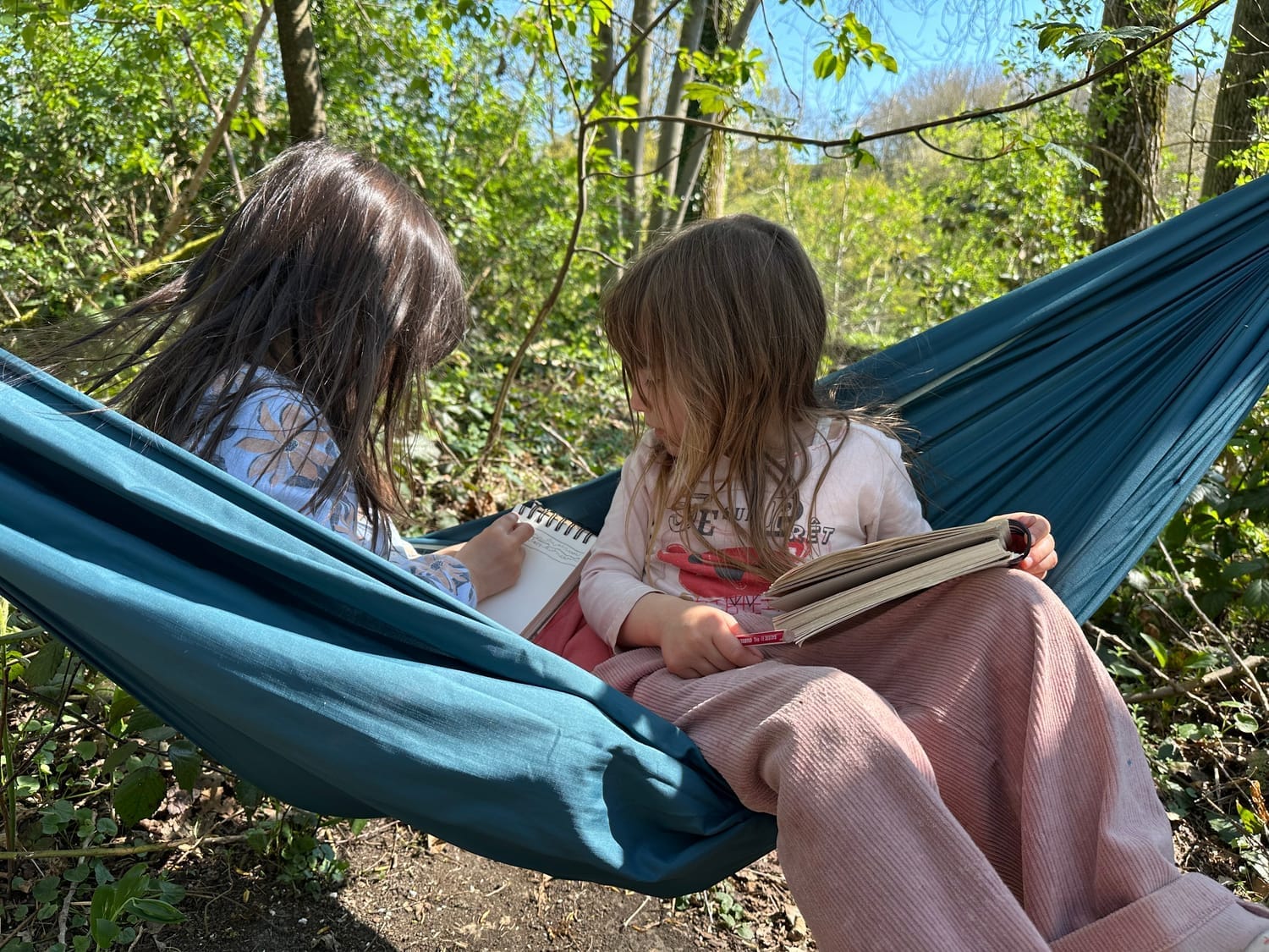 Moment dessin dans un hamac en forêt