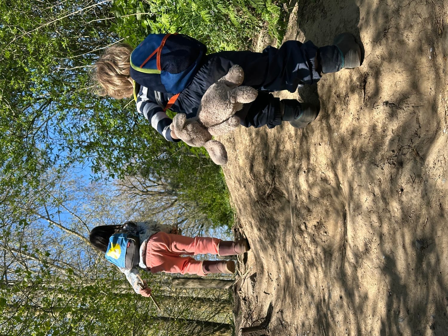 Enfants sur la route du retour à travers la prairie