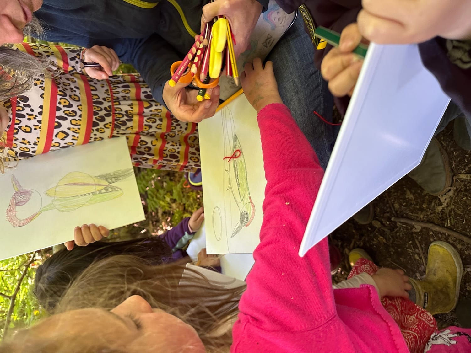 Le pic vert dessiné par Poppy au crayon sur toile