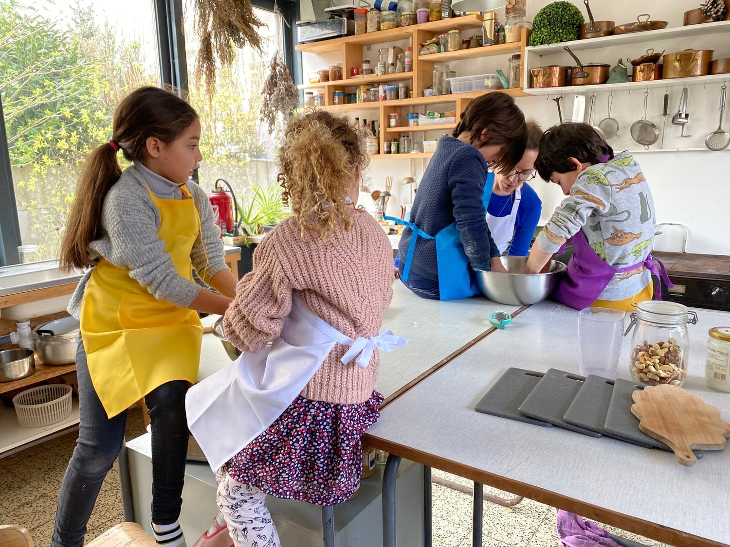 Préparation d'un crumble avec Christine et les enfants au potager