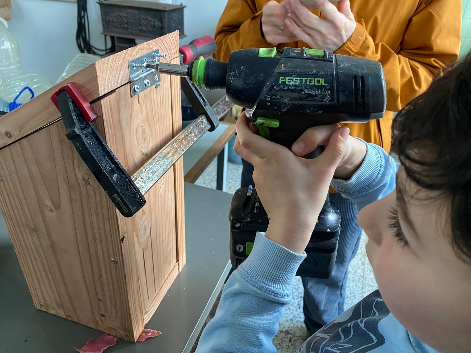 Fixation de la charnière du nichoir