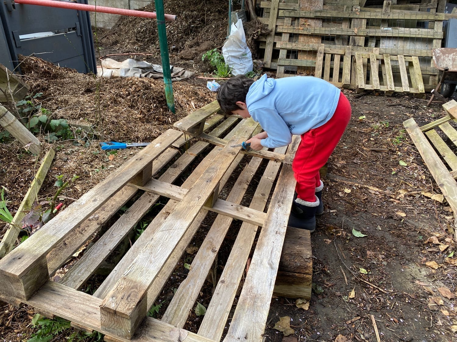 Enfant sciant une grande palette en deux