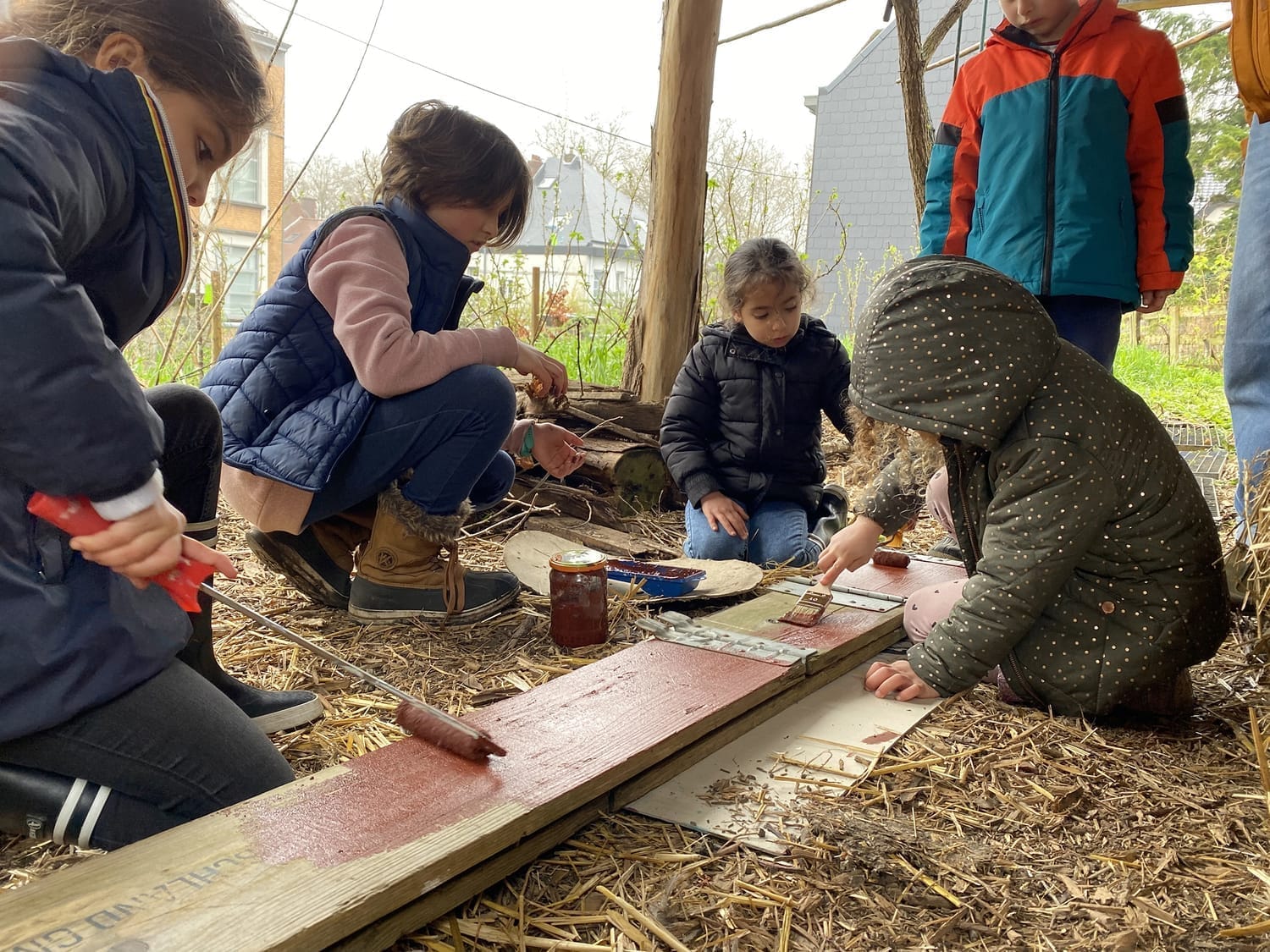 Atelier peinture naturelle sur bois pour protéger les carrés potagers
