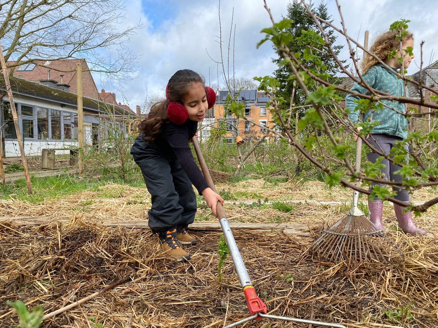 Les plus jeunes enfants préparent le sol du potager